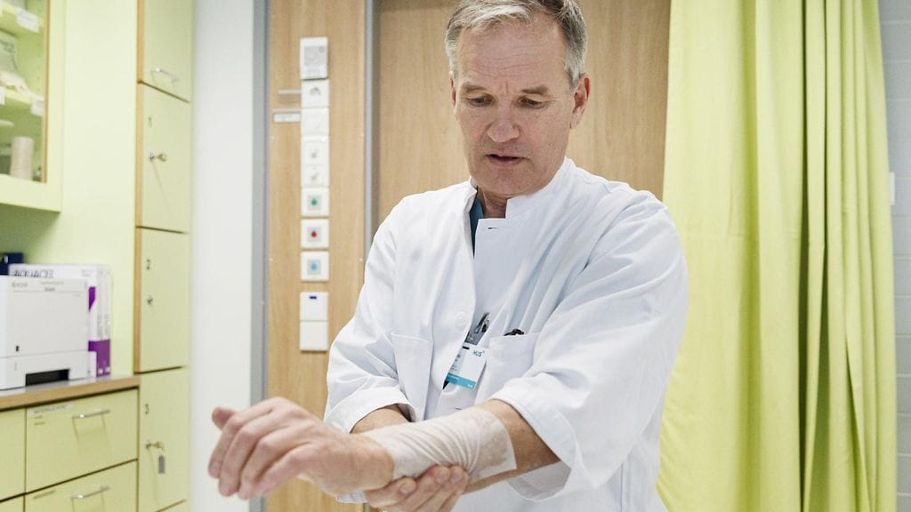 Helsingin ja Uudenmaan sairaanhoitopiirin palovammakeskuksen ylilääkäri Jyrki Vuola esittelee palovammojen hoitoon kehitettyä uutta erikoislaastaria Jorvin sairaalassa Espoossa helmikuussa.