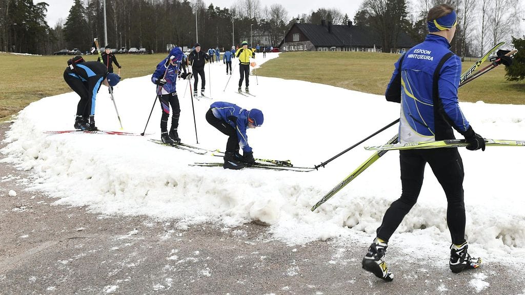 Hiihtäjiä Oittaan ulkoilualueen keinolumiladulla Espoossa lauantaina. Poikkeuksellisen lämmin talvi on supistanut harrastajien hiihtomahdollisuudet pääkaupunkiseudulla lähes olemattomiksi.