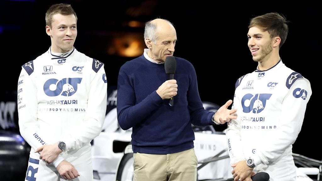 Daniil Kvjat (vas.), Franz Tost ja Pierre Gasly perjantain tiedotustilaisuudessa Itävallan Salzburgissa.