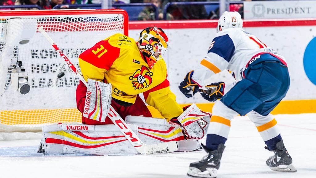 Brandon Kozun (oik.) ohitti Antti Niemen voittolaukauskisassa.