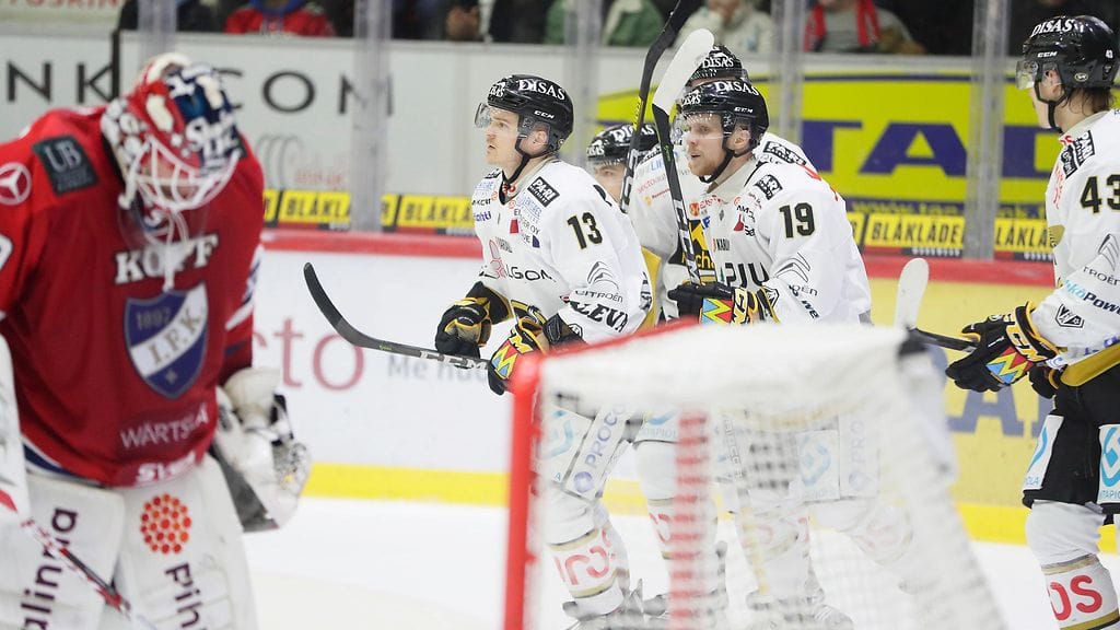 Valkopaitainen Kärpät juhli lauantaina Helsingissä.