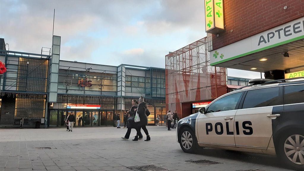 Rikos tapahtui Helsingin Itäkeskuksessa. Arkistokuva on otettu Itäkeskuksen Tallinnanaukiolta.