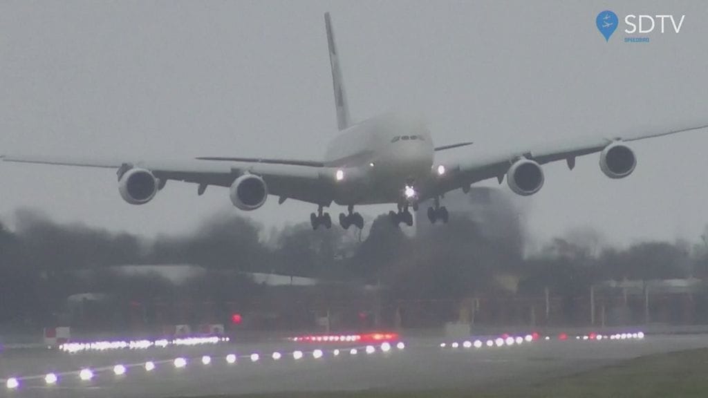 Kuvakaappaus videolta, jossa lentokone tekee hurjan sivutuulilaskun.