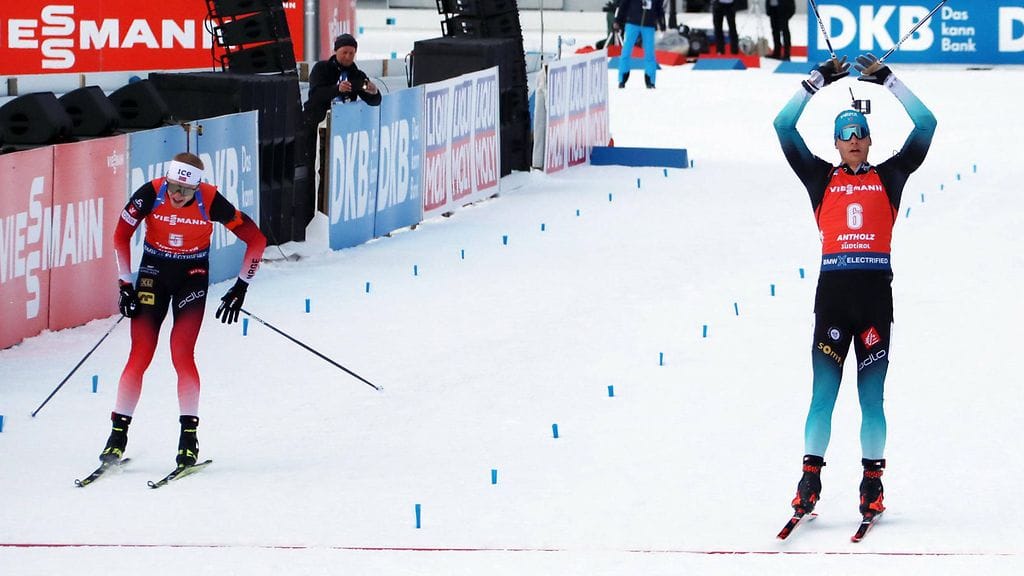 Emilien Jacquelin (oik.) päihitti Johannes Thingnes Bön taistelussa takaa-ajon maailmanmestaruudesta.