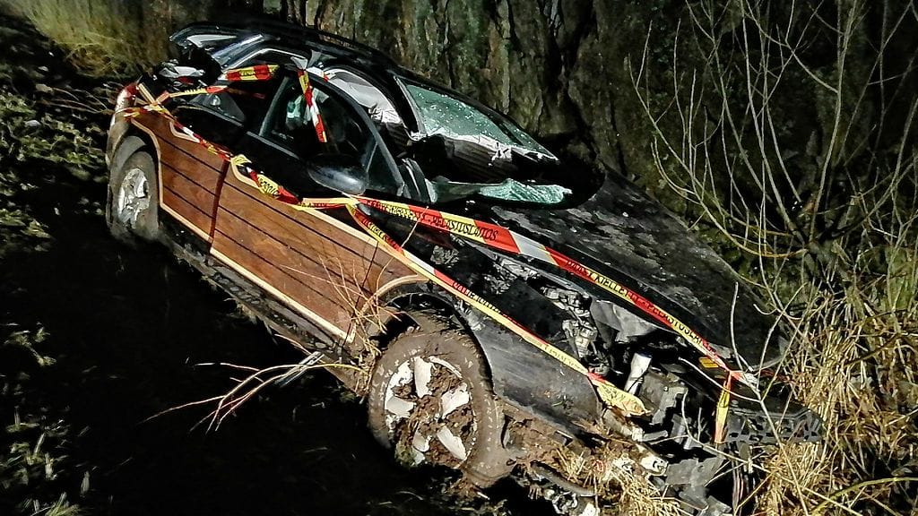 Pelastuslaitos joutui leikkaamaan autoa, että kuljettaja saatiin autosta ulos. Kuva: Simo Päivärinta.