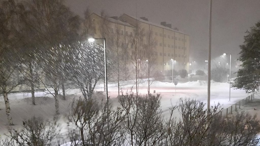 Talvinen sää muuttui hetkessä ukkosmyrskyksi Kemissä.