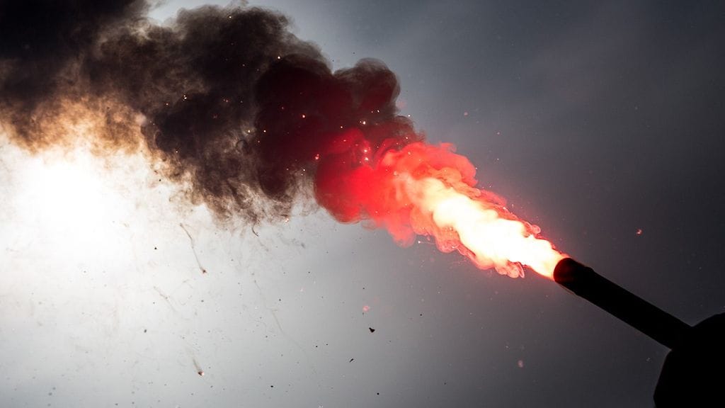 Hätämerkinantovälineiden tulisi olla tuttuja koko veneen miehistölle ja kaikkien tulisi tietää, missä niitä veneessä säilytetään.