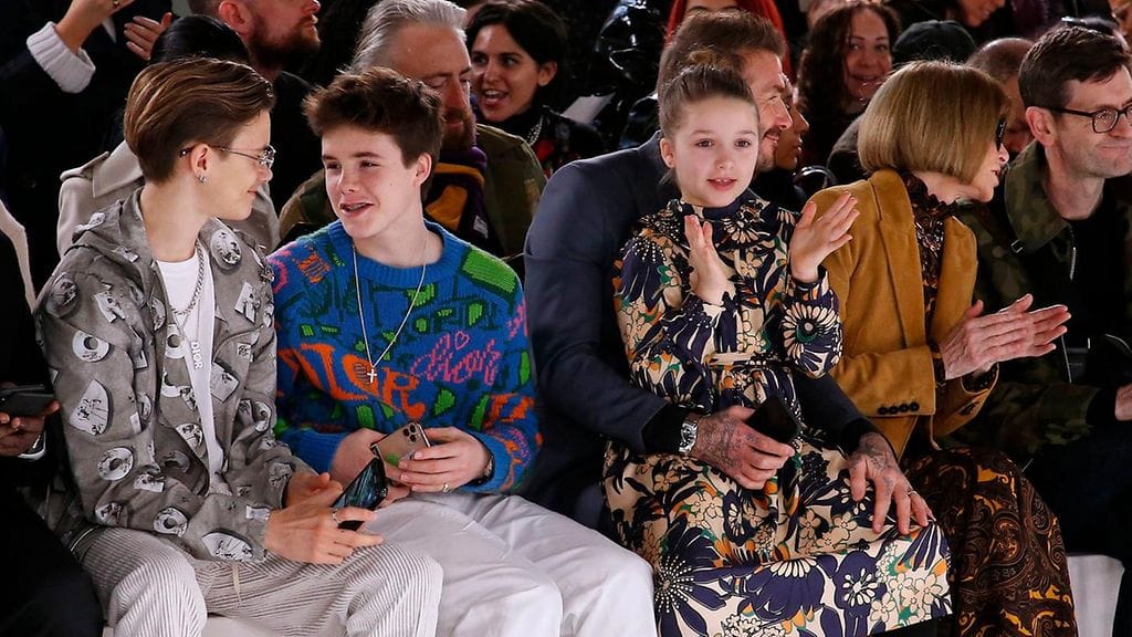 Cruz, Romeo, Harper ja David Beckham istuivat sunnuntaina eturivissä Victoria Beckhamin muotinäytöksessä Lontoon muotiviikoilla.