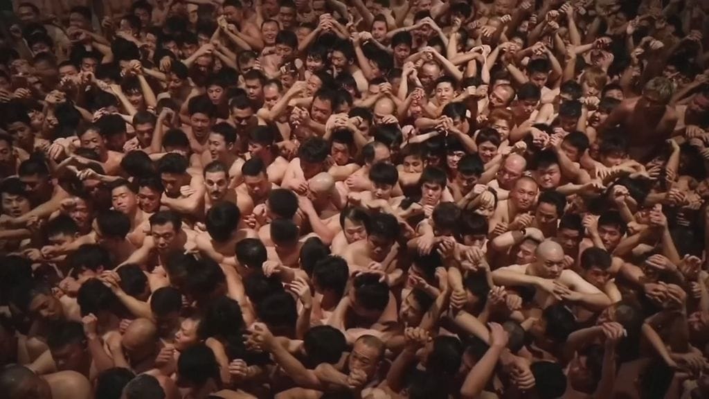 Noin 10 000 lähes alastonta miestä yritti napata itselleen toisen kahdesta pyhästä tikusta festareilla Japanissa.