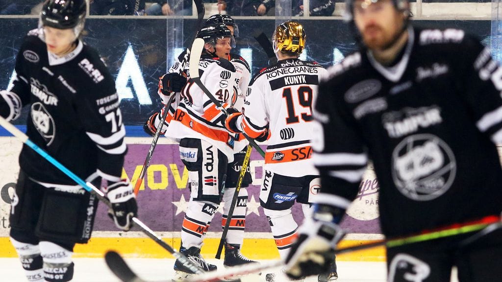 HPK:n pelaajat pääsivät juhlimaan Turussa.