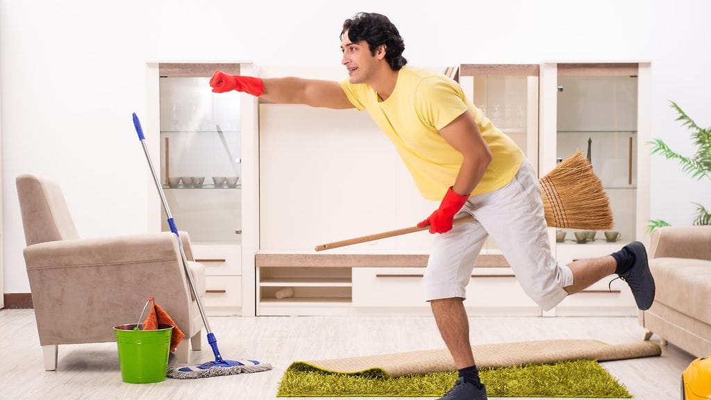 Videolla mies kaartaa kameran eteen luudalla "lentäen", mutta paljastaa lopuksi, että on tehnyt efektin peilin avulla. Hittivideo ei kuitenkaan ole sitä, miltä näyttää.