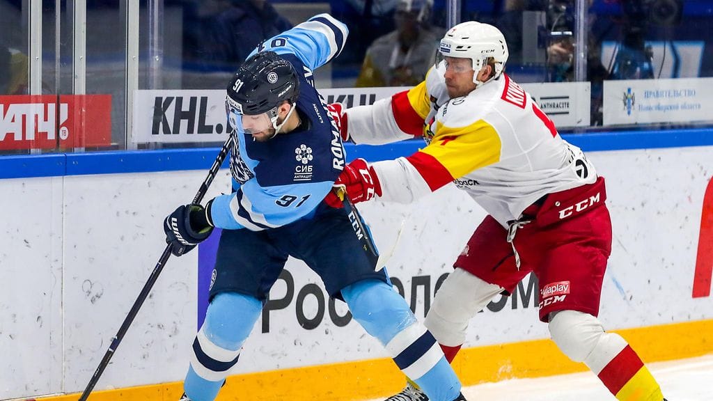 Tommi Kivistö (oik.) huilaa yhden ottelun pelikiellossa.