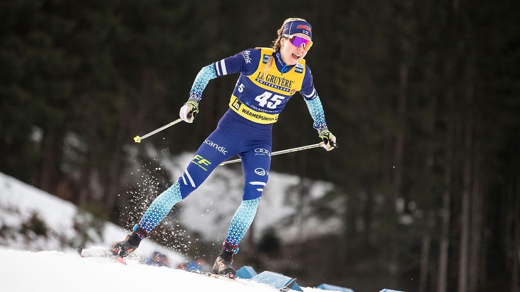 Laura Mononen hiihtää Åressa sprintin välierissä.