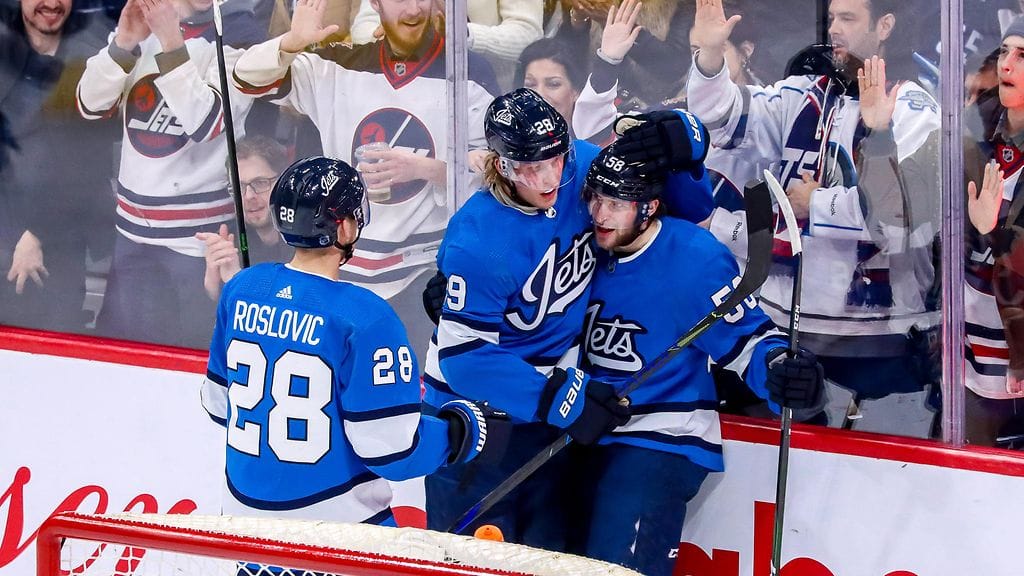 Patrik Laine (keskellä) oli Jetsin kantavia voimia Los Angeles Kingsiä vastaan.