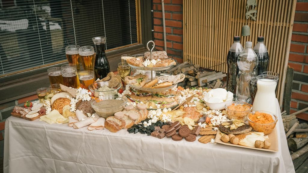 Olet_mita_syot_S2_EPS10_riku_suokas_003_poyta