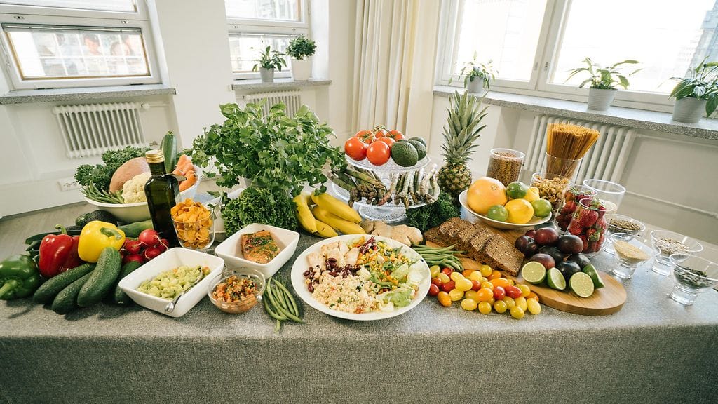 Olet_mita_syot_S2_EPS10_riku_suokas_005_poyta