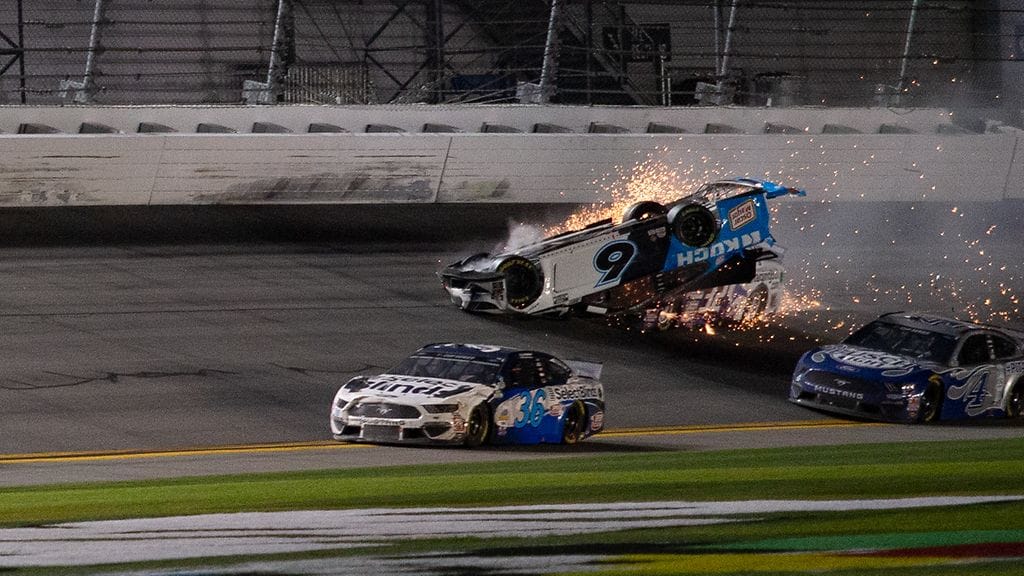 Nascar-kuljettaja Ryan Newman kiidätettiin radalta sairaalaan vakavan onnettomuuden jälkeen.