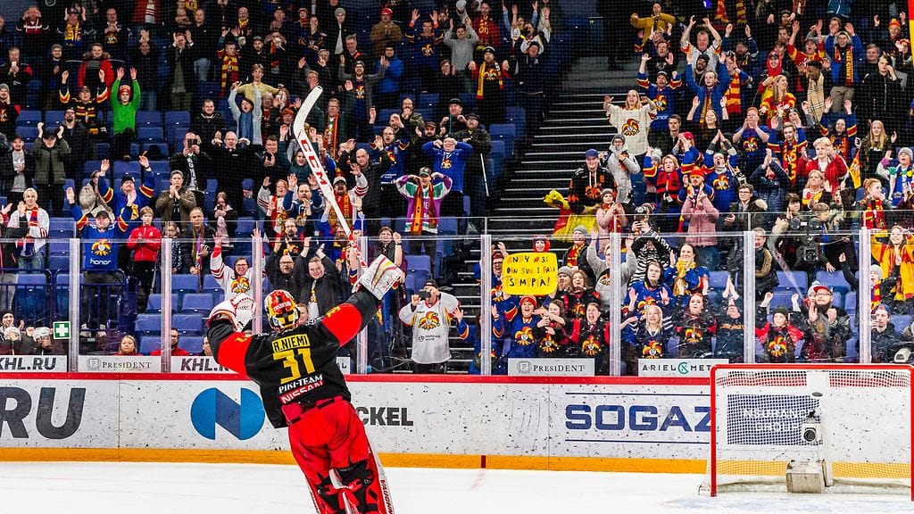 Antti Niemi kiitti Jokereiden kannattajia Dynamo-voiton jälkeen.