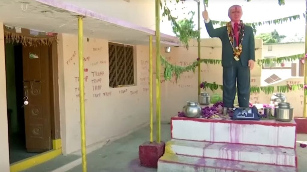 Kuvakaappaus Reutersin videolta. Intialainen kiinteistönvälittäjä on rakentanut kotipihaansa Trump-temppelin.