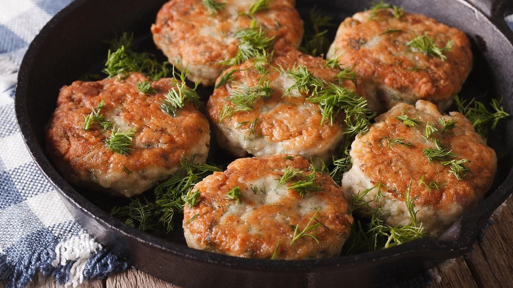 Kalamurekepihvit valmistuvat todella helposti. Kokeile joskus kalapuikkojen sijaan itse tehtyjä pihvejä!