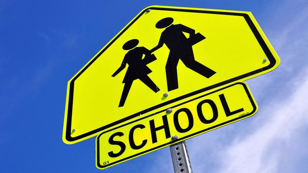 88-vuotiaalla Bob Nillillä oli tapana auttaa kouluun menevät lapset turvallisesti tien yli lähellä Christ The King Catholic School -koulua Kansas Cityssa Yhdysvalloissa.