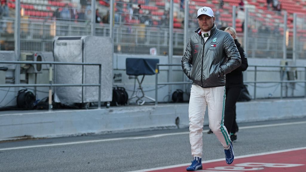 Valtteri Bottas ulkoilutti hopeista kevyttoppatakkia Barcelonan F1-varikolla keskiviikkona.