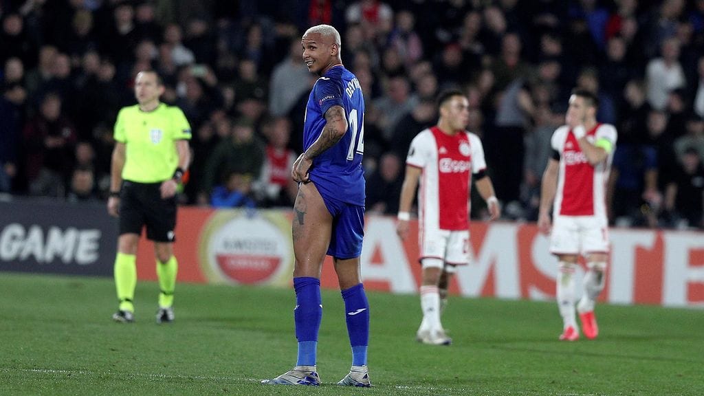 Deyverson juhli maaliaan reidessä olevaa tatuointiaan esitellen.