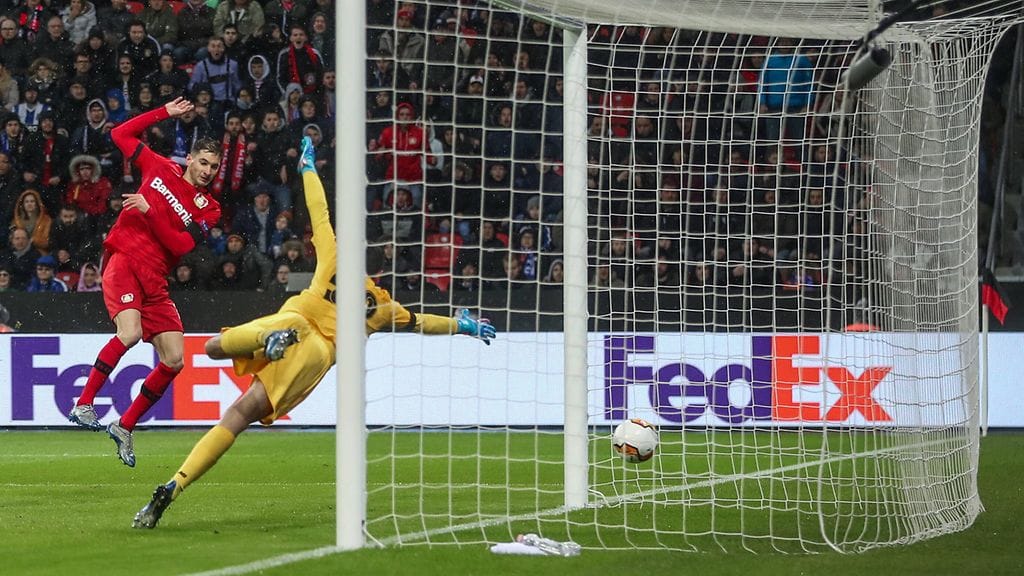 Lucas Alario vei Leverkusenin johtoon.