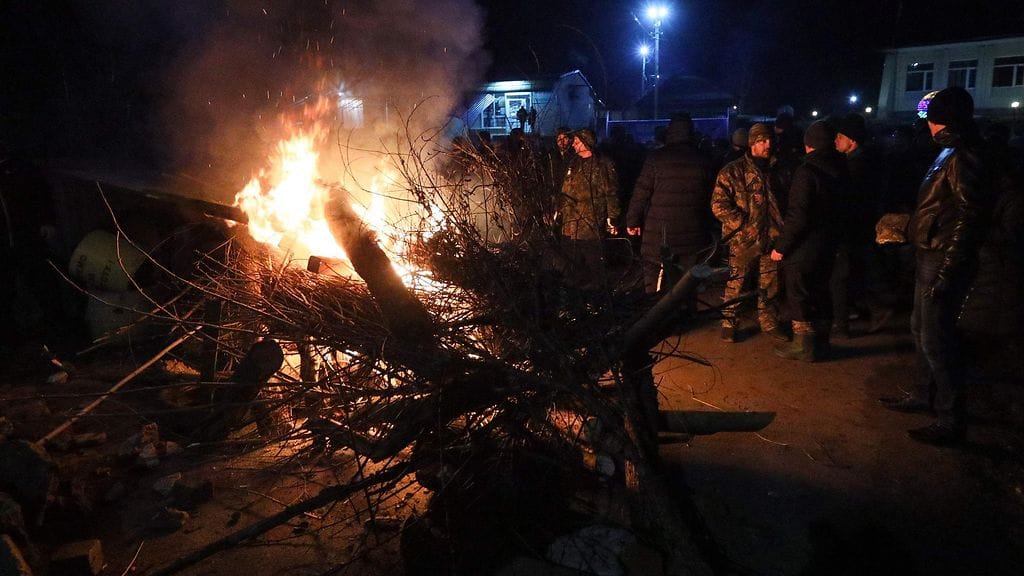 Evakuoitujen tuomista vastustavat sytyttivät barrikadeja tuleen.