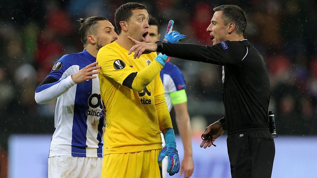 Porto-maalivahti Agustin Marchesin protestoi Leverkusenin rangaistuspotkun uusimista.