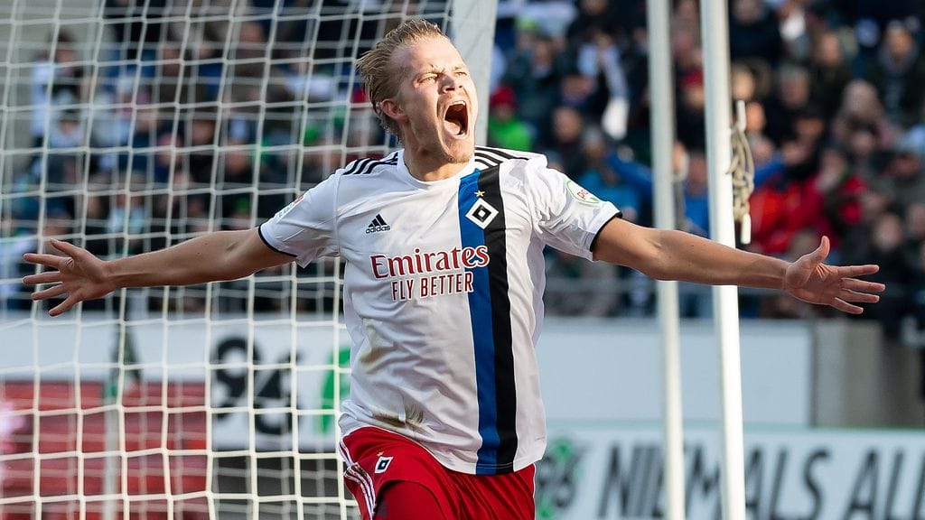 Näin tunteella HSV:n Joel Pohjanpalo tuuletti maaliaan Hannoveria vastaan.