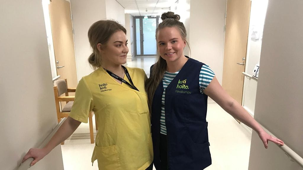 Lähihoitajat Laura Lohi ja Marjaana Puroila leikkivät yhdessä jo lapsena Oulussa. Nykyään he työskentelevät yhdessä Helsingissä. Koulutuksesta he eivät löytäneet moitittavaa, mutta palkka kyllä saisi nousta. Työstään he pitävät kovasti.