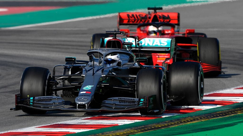 Valtteri Bottas ja Sebastian Vettel ajoivat peräkanaa perjantain F1-testeissä.