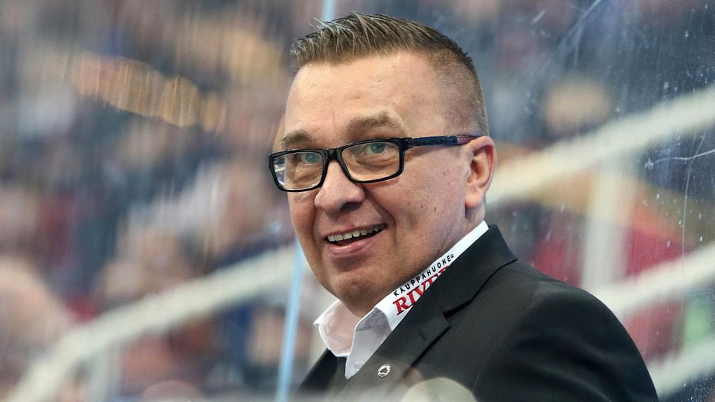 Ässien päävalmentaja Ari-Pekka Selin ihmetteli videoveivaamista.