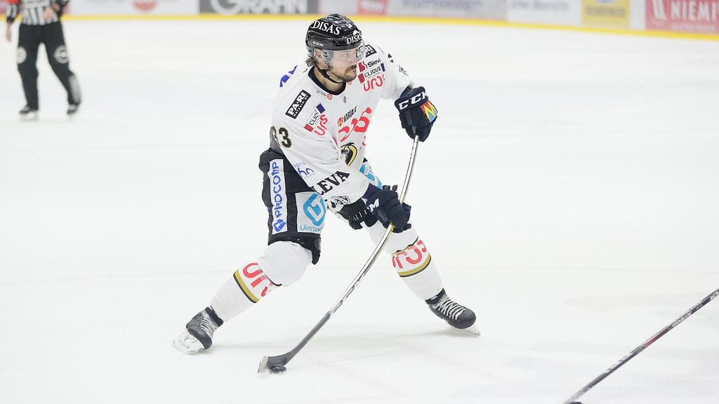 Juhamatti Aaltonen painoi kiekon KooKoon reppuun.