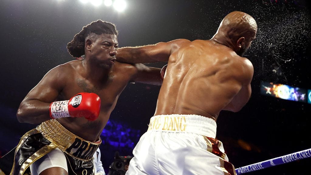 Charles Martin (vas.) hallitsi ottelua Gerald Washingtonia vastaan.