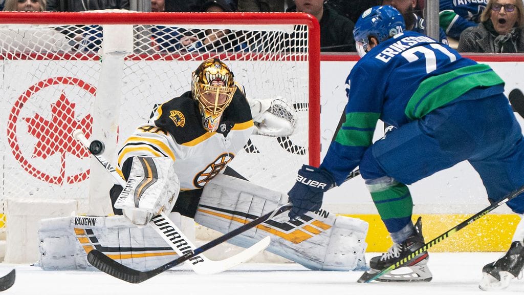 Tuukka Rask joutui antautumaan kuudesti viime yönä Vancouveria vastaan.