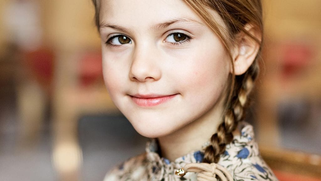 Ruotsin prinsessa Estelle poseeraa kaino hymy huulillaan 8-vuotispotretissaan.