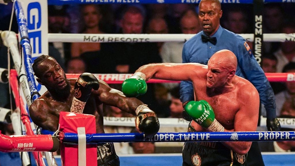 Deontay Wilder (vas.) kärsi uransa ensimmäisen tappion Tyson Furyn käsittelyssä.