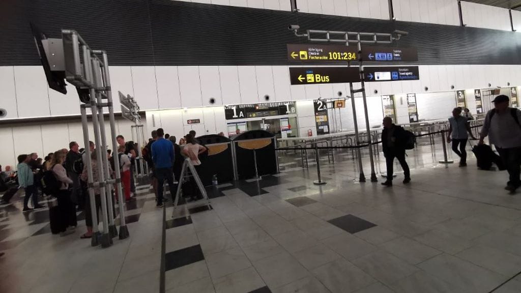 Las Palmasin lentokentällä olevilla suomalaisilla ei ollut tietoa heidän lentonsa kohtalosta.