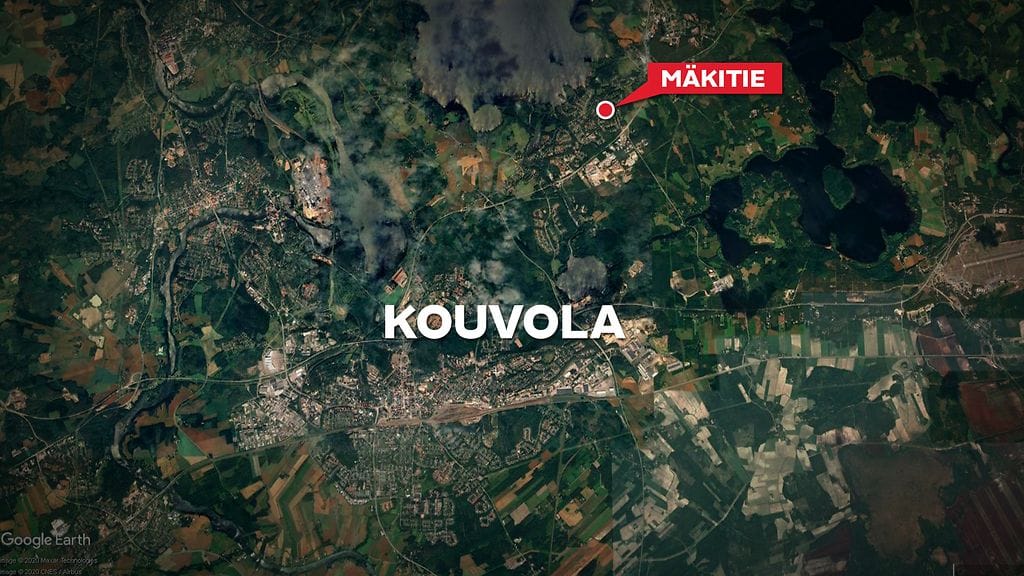 Rivitalo palaa Kouvolan Mäkitiellä.