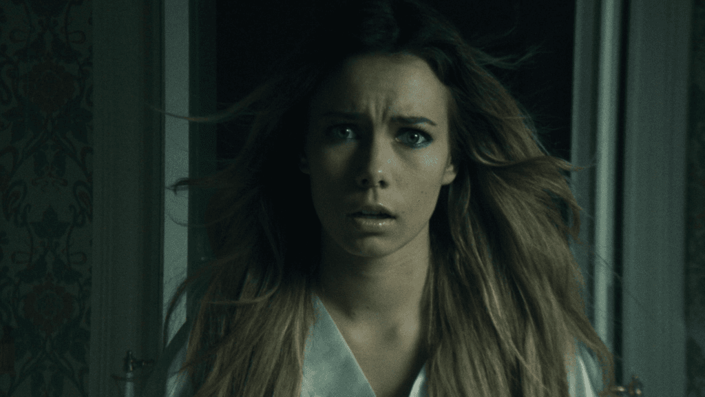 Kerttu Rissanen Turmion kätilöt -yhtyeen Sano kun riittää -videolla.