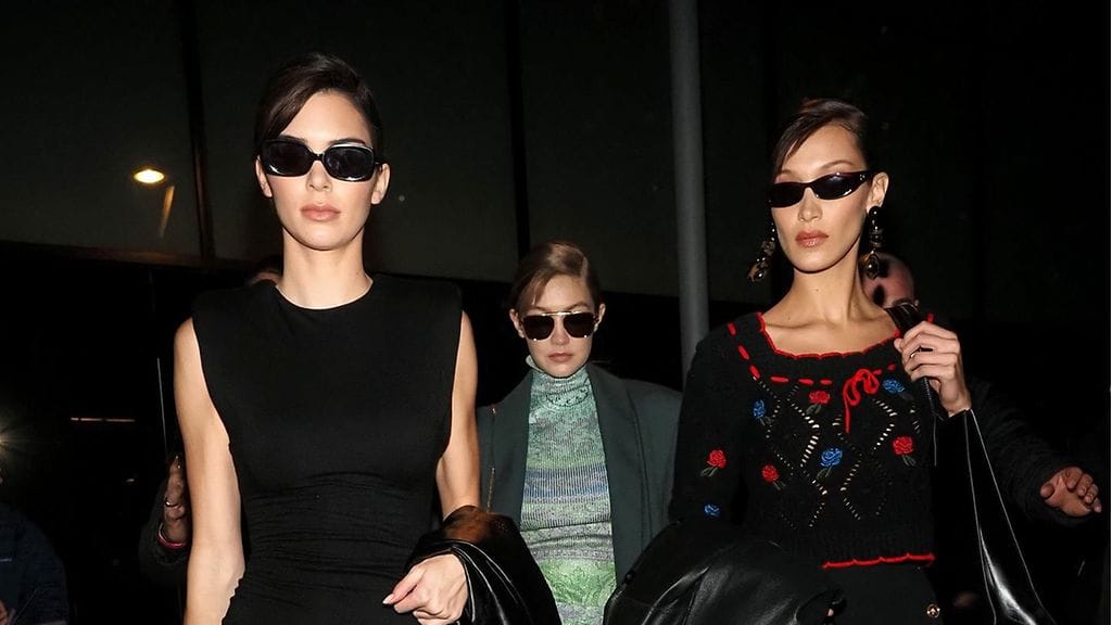 Kendall Jenner, Gigig Hadid ja Bella Hadid poistuivat yhdessä Versacen muotinäytöksestä 21. helmikuuta.