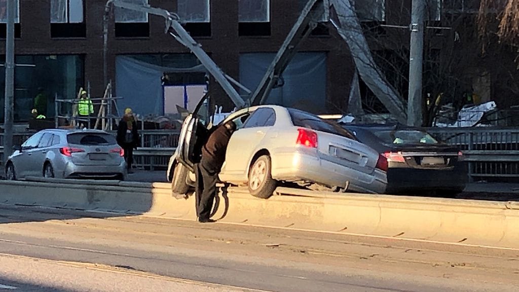 Auto jäi jumiin raitiovaunuliikenteen raiteille Helsingissä Sturenkadulla.