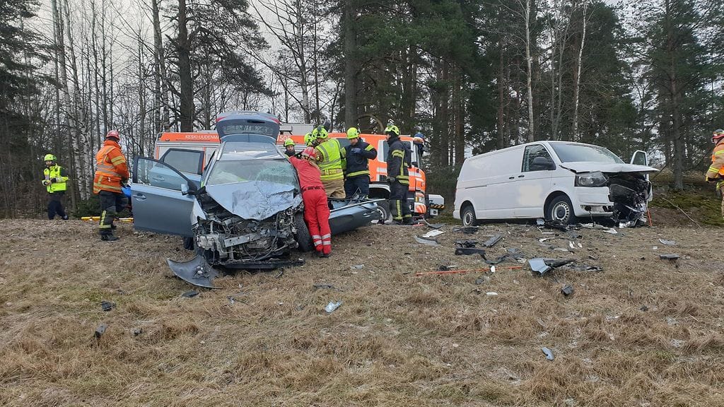 Henkilöauton ja pakettiauton nokkakolari tapahtui mutkassa Myllykyläntiellä Tuusulassa.