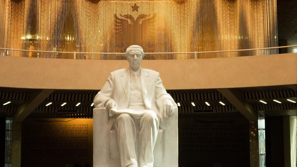 Enver Hoxhan ympärille rakennettiin laaja henkilökultti. Kuva Hoxhan tyttären suunnittelemasta Hoxha-mueosta, joka suljettiin sosialismin romahdettua Albaniassa 1990-luvun alussa.