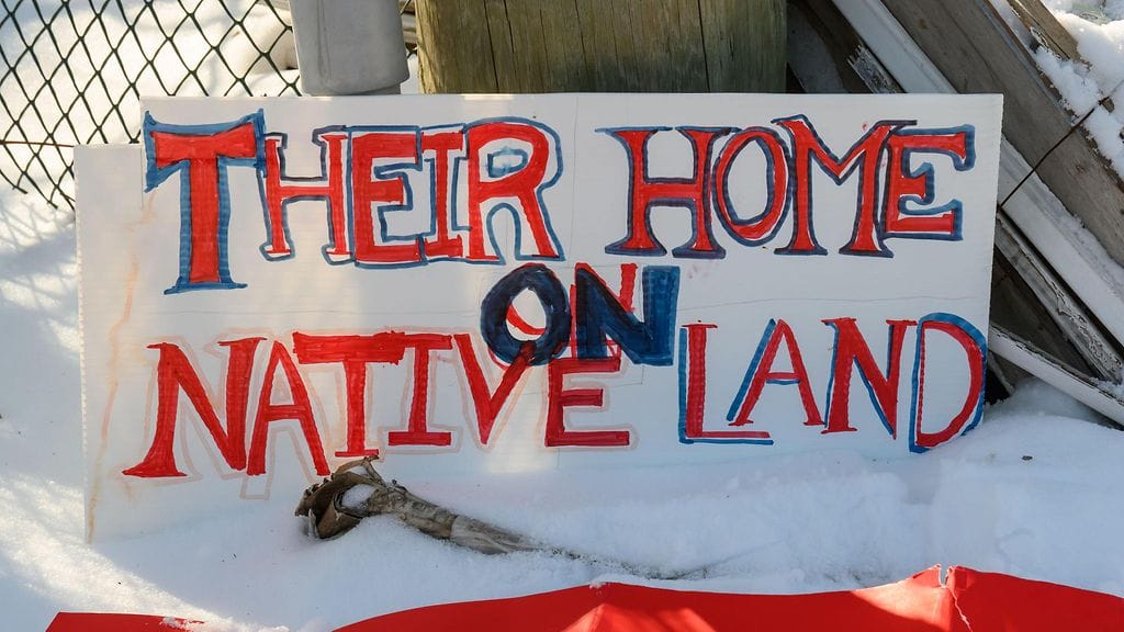 Alkuperäiskansojen protestit ovat jatkuneet Kanadassa jo viikkoja ja ne ovat aiheuttaneet merkittävää haittaa maan rautatieliikenteelle.