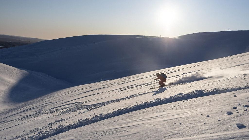 Kevään lämmetessä olosuhteet Suomen tuntureilla voivat käydä otollisiksi suuremmillekin lumivyöryille. Kuva Muonion Taivaskerolta, jossa vyörytilannetta seurataan tarkasti.