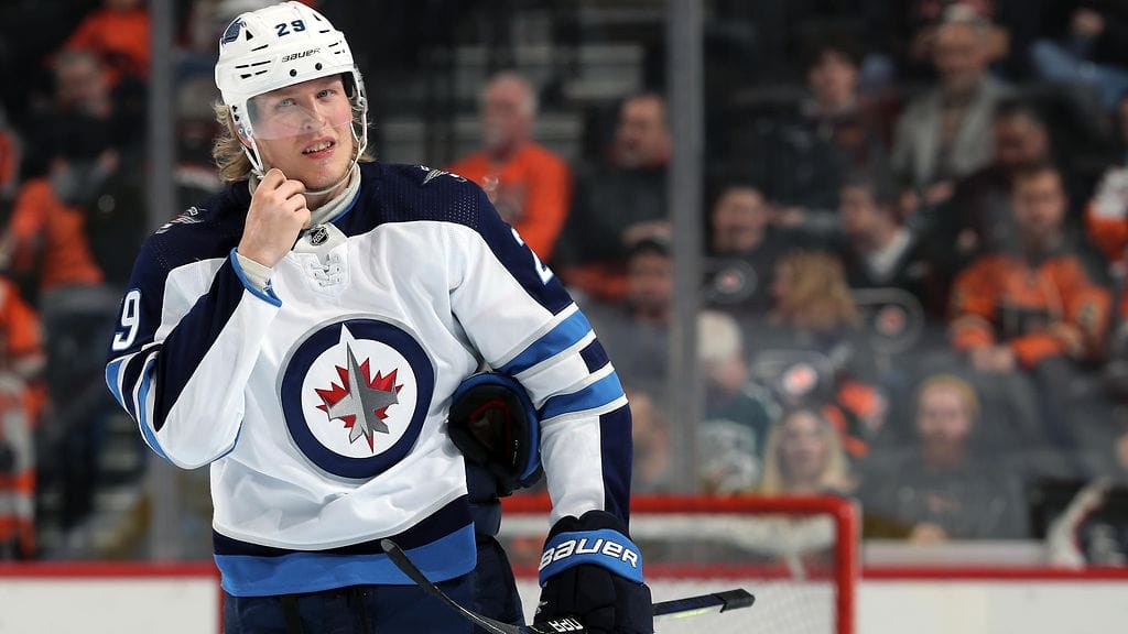 Patrik Laine joutui jättämään ottelun kesken.