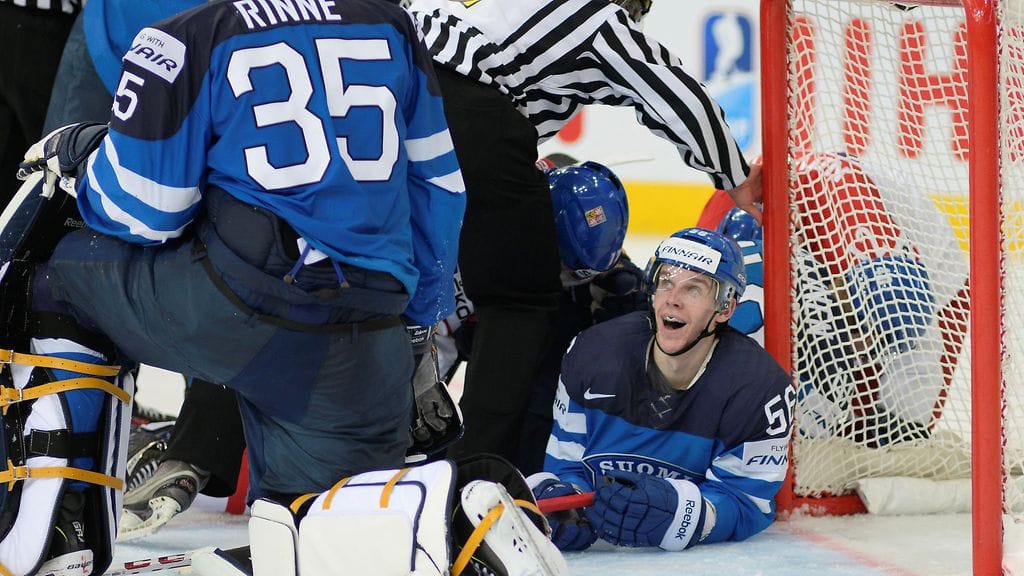 Erik Haula naureskeli tilannetta Pekka Rinteen kanssa Minskin MM-kisoissa vuonna 2014.